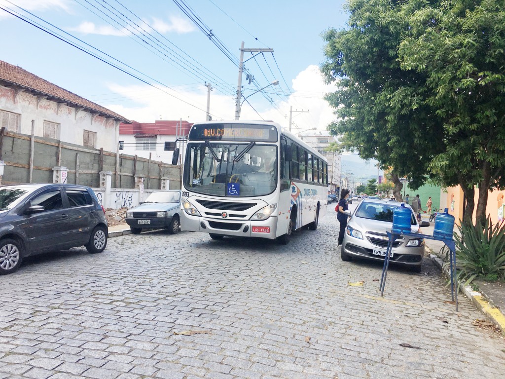 Ônibus do transporte público em rua da região central de Cruzeiro; ABC segue responsável pelo serviço (Foto: Arquivo Atos)