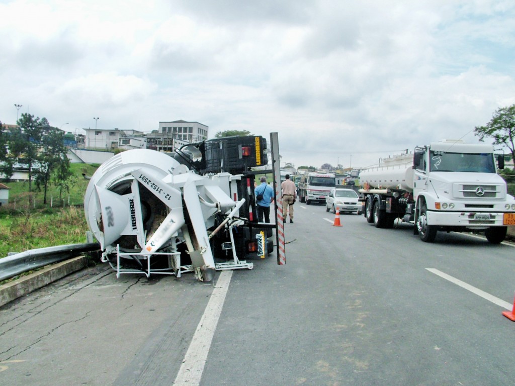 Acidente envolvendo caminhão na Rodovia Presidente Dutra; região tem aumento em mortes e feridos no trânsito (Foto: Arquivo Atos)