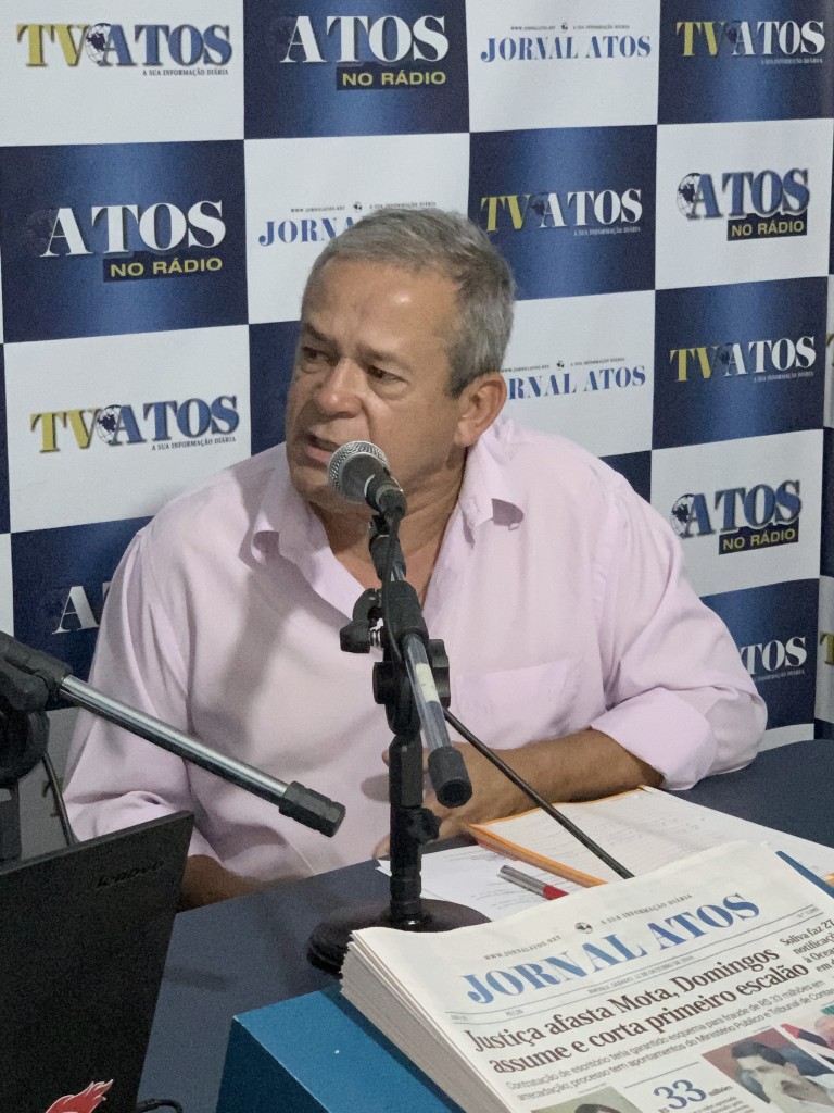 O prefeito em exercício de Cachoeira Paulista, Domingos Geraldo durante entrevista ao Atos no Rádio (Foto: Rafaela Lourenço)