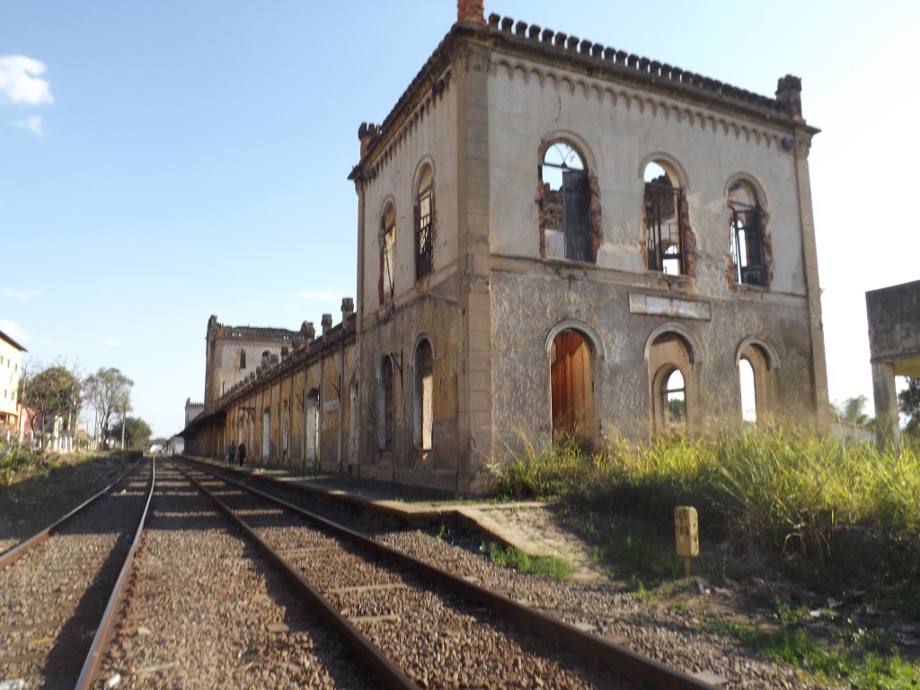A estação ferroviária de Cachoeira Paulista, abandonada segue como espaço aberto para dependentes químicos (Foto: Arquivo Atos)