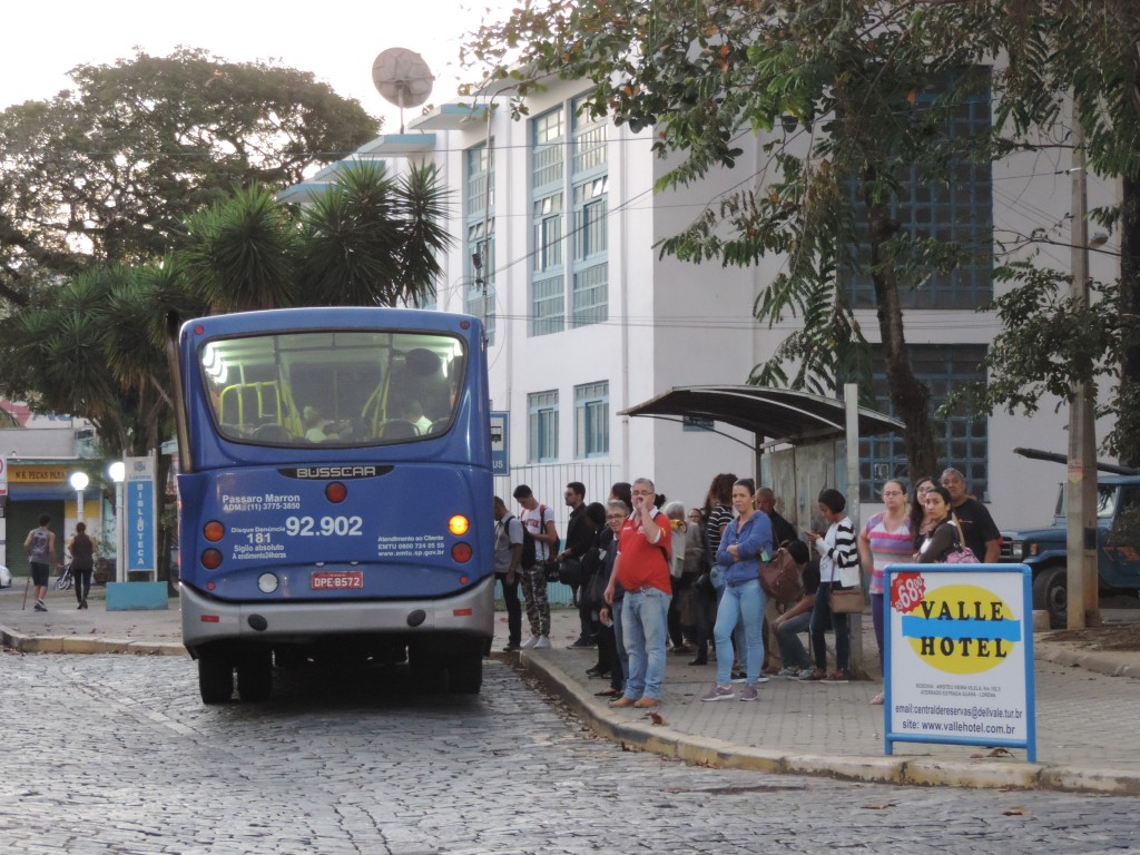 Passeiros em um dos principais pontos de Lorena; paradas de intermunicipais beneficiam público prioritário (Foto: Rafaela Lourenço) 