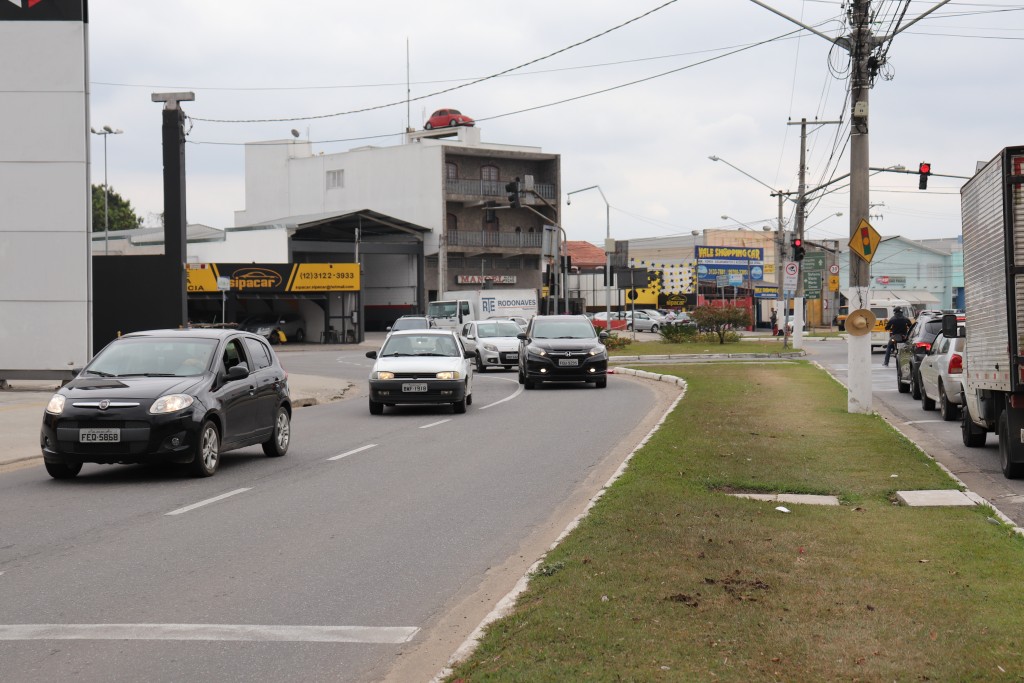 A avenida Juscelino Kubitschek, um dos pontos que recebe os radares nesta terça (Foto: Marcelo A. dos Santos)