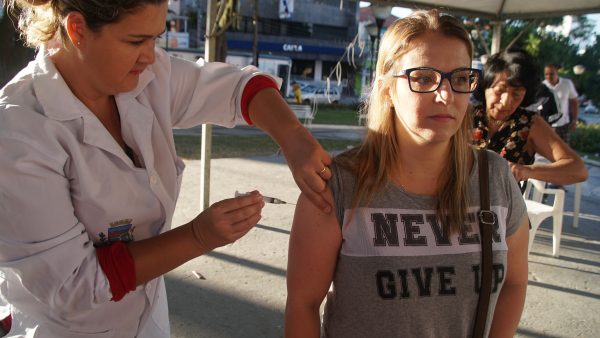 Vacinação realizada no Centro de Pinda, uma das cidades com aumento de casos de sarampo; Cruzeiro chama alerta para novas ocorrências (Foto: Reprodução PMP)