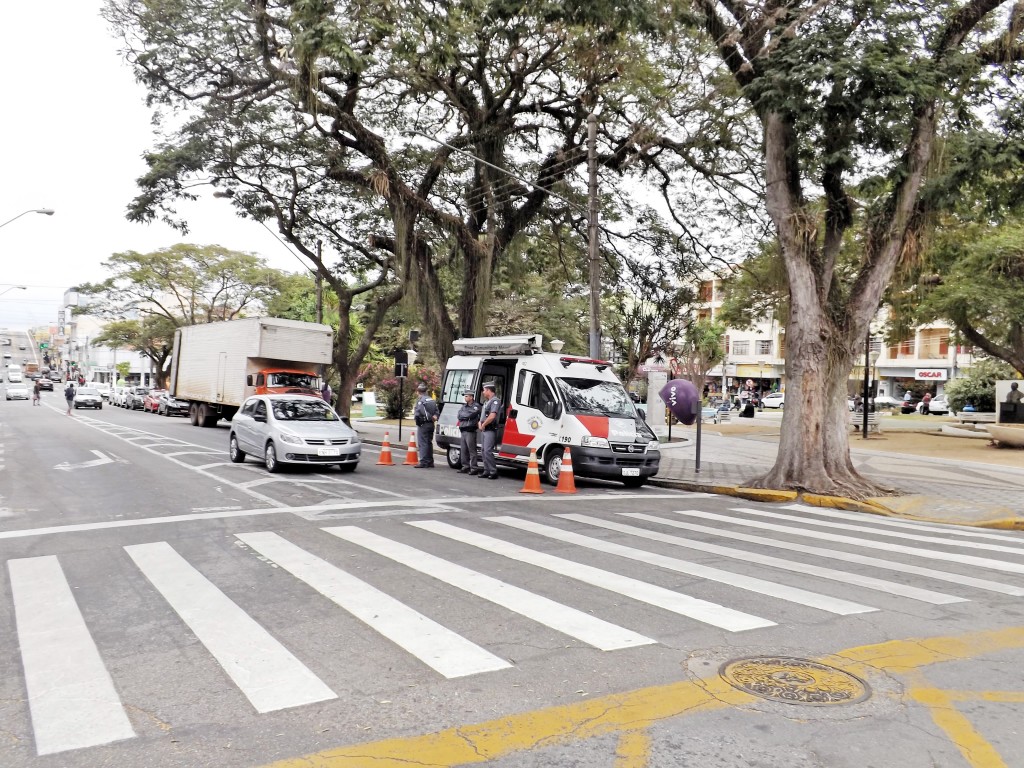 Polícia Militar em trabalho na avenida Jorge Tibiriçá; Lojas Cem é assaltada nesta quarta-feira (Foto: Arquivo Atos)