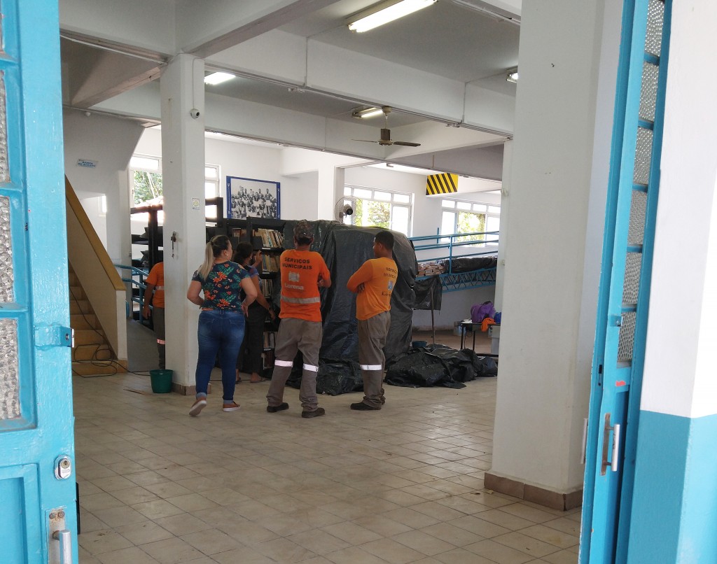 Servidores e funcionária da Biblioteca Municipal de Lorena conversam em espaço fechado para reforma (Foto: Arquivo Atos)