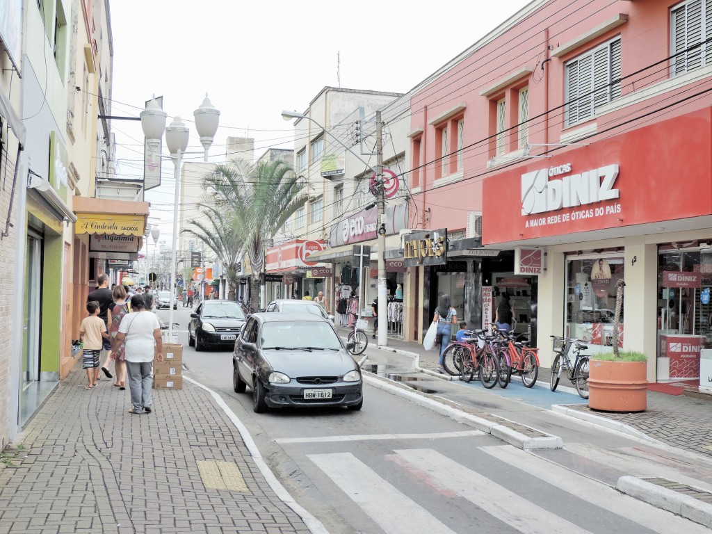 Rua Dr Rodrigues de Azevedo, a de maior movimento na cidade; aposta em câmeras compartilhadas (Foto: Arquivo Atos)
