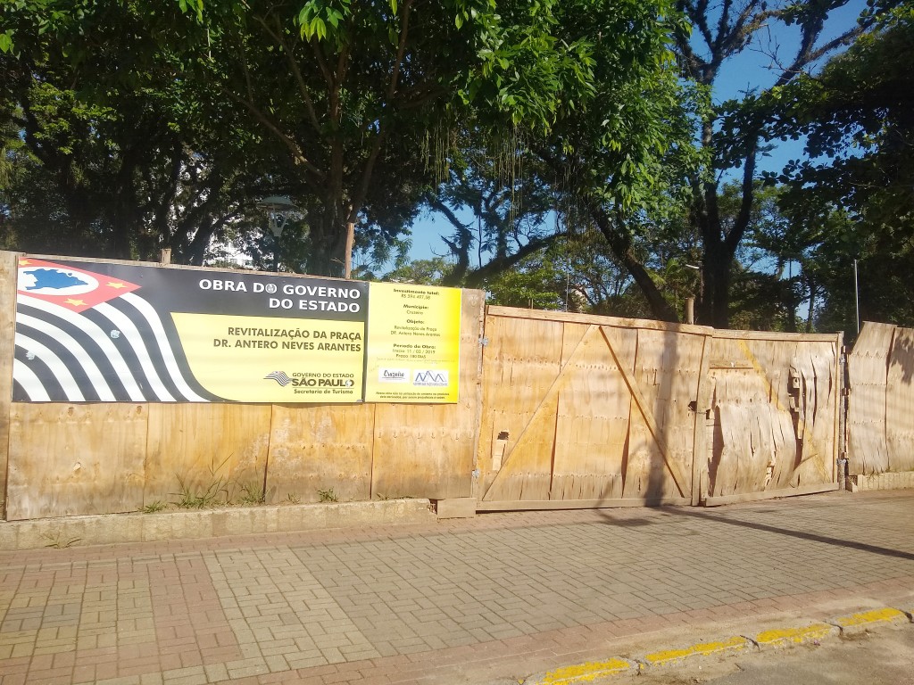Placa que destaca prazo para a entrega de reforma da praça Antero Neves era de até seis meses (Foto: Rafael Rodrigues)