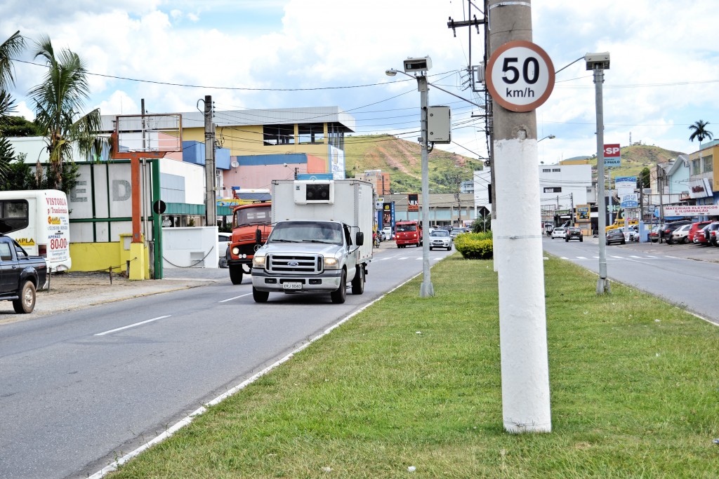 A avenida Juscelino Kubitschek que também teve o radar fixo substituído; serviço deve operar no final do mês (Foto: Marcelo A dos Santos)