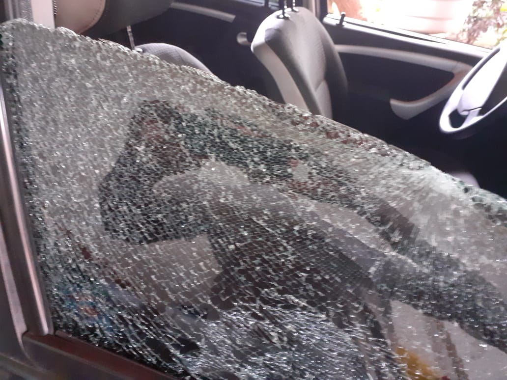 Carro que teve o vidro estilhaçado quando motorista tentava passar por área próxima ao Unisal (Foto: Colaboração)
