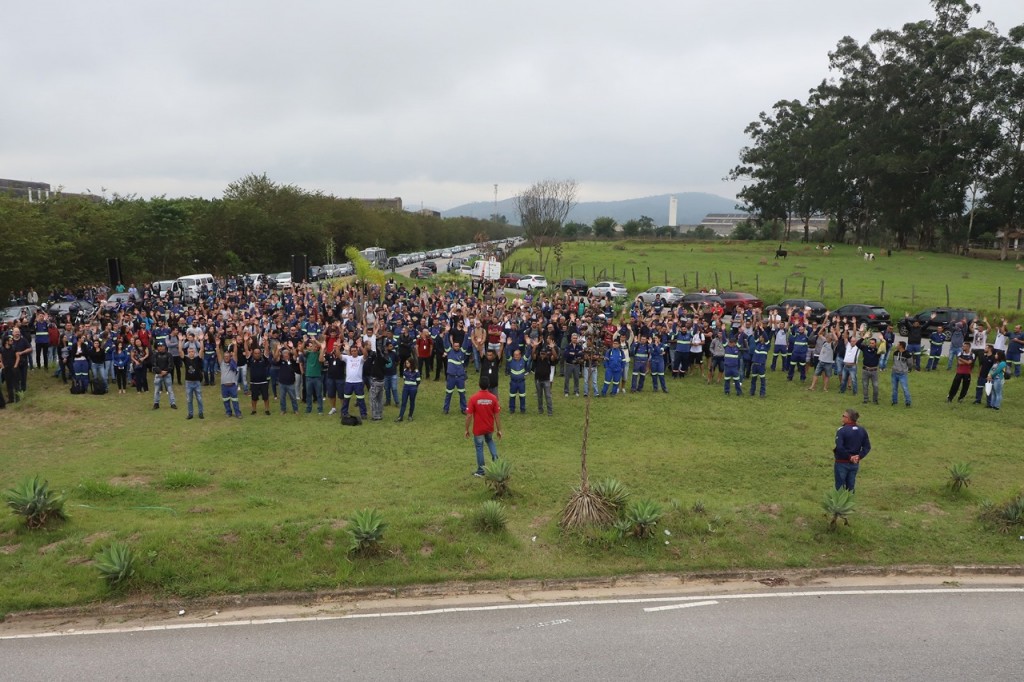Funcionários da Gerdau em assembleia realizada na última segunda-feira; greve atinge 100% da fabricação (Foto: Divulgação SMP) 