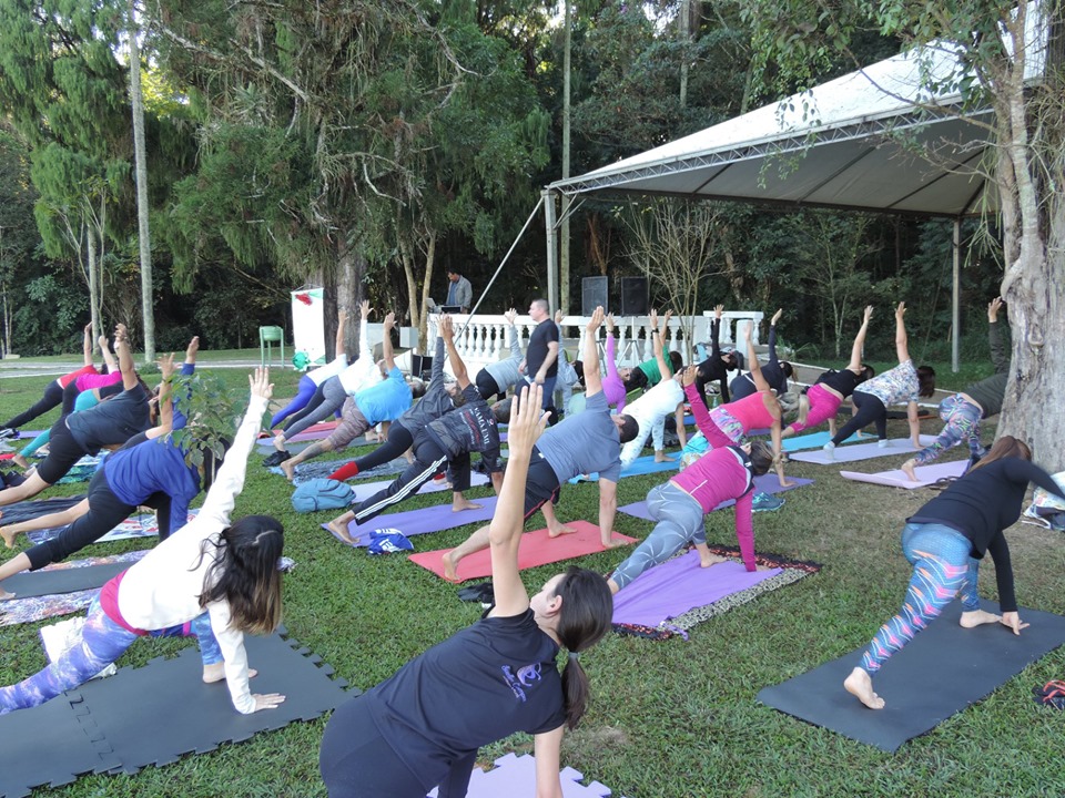 Ação do Lótus em área pública de Pinda; atividades de yoga são gratuitas no município (Foto: Reprodução)