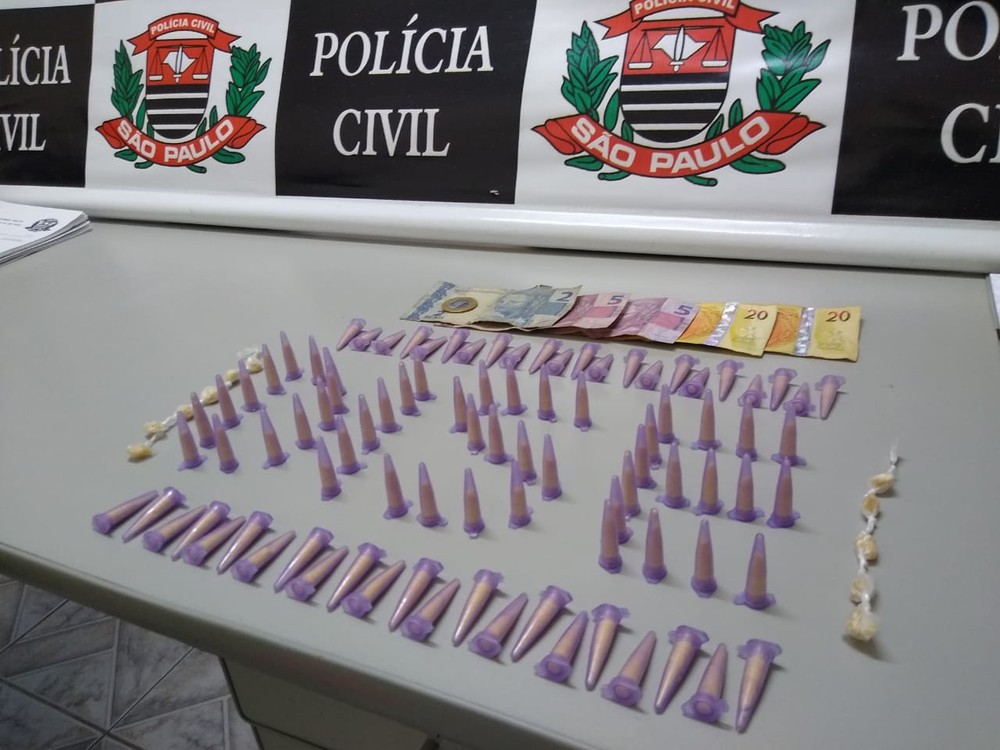 Drogas apreendidas em Guaratinguetá na noite desta segunda-feira (Foto: Divulgação PC)
