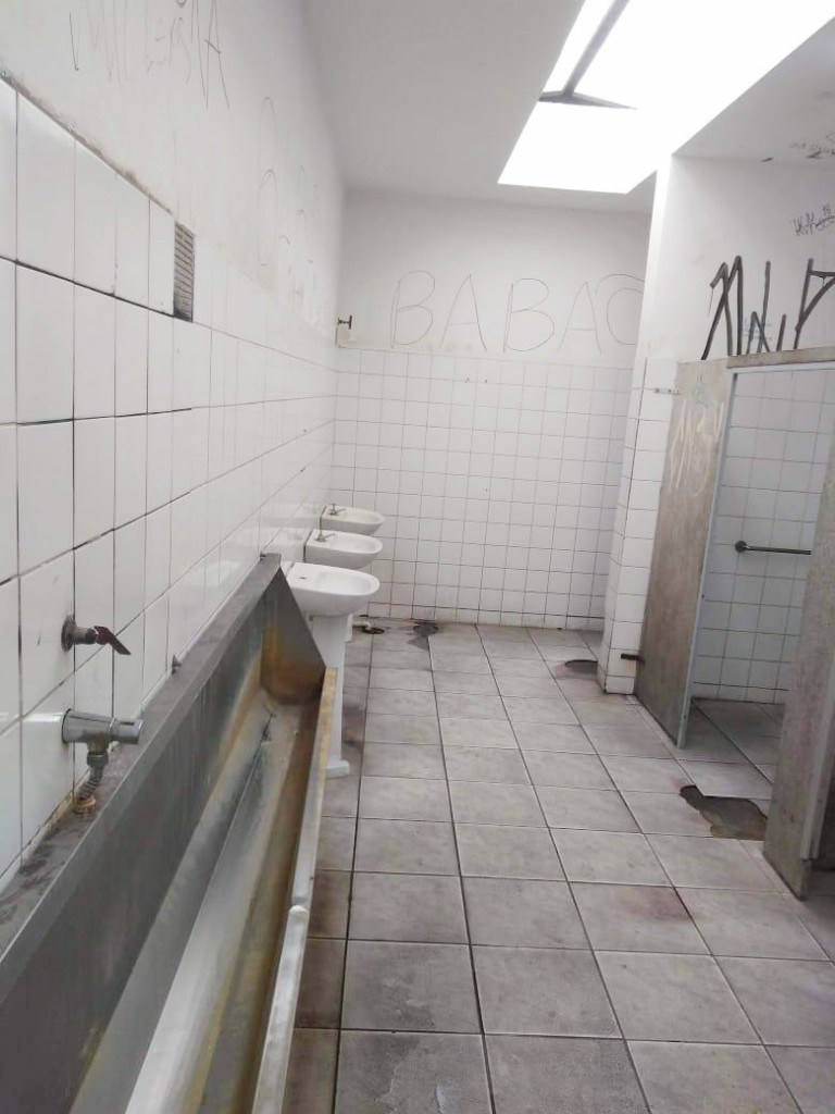 Flagrante de condição deteriorada em banheiro da rodoviária; Prefeitura anuncia que notificará Viva Pinda (Foto: Colaboração)