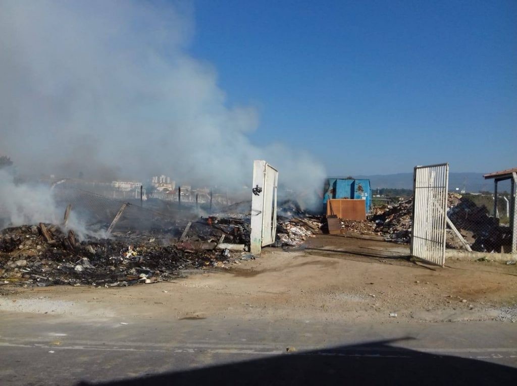 Incêndio atingiu o PEV do Cecap, em julho de 2017; cidade enfrenta problemas com processo do lixo (Foto: Reprodução PMG)
