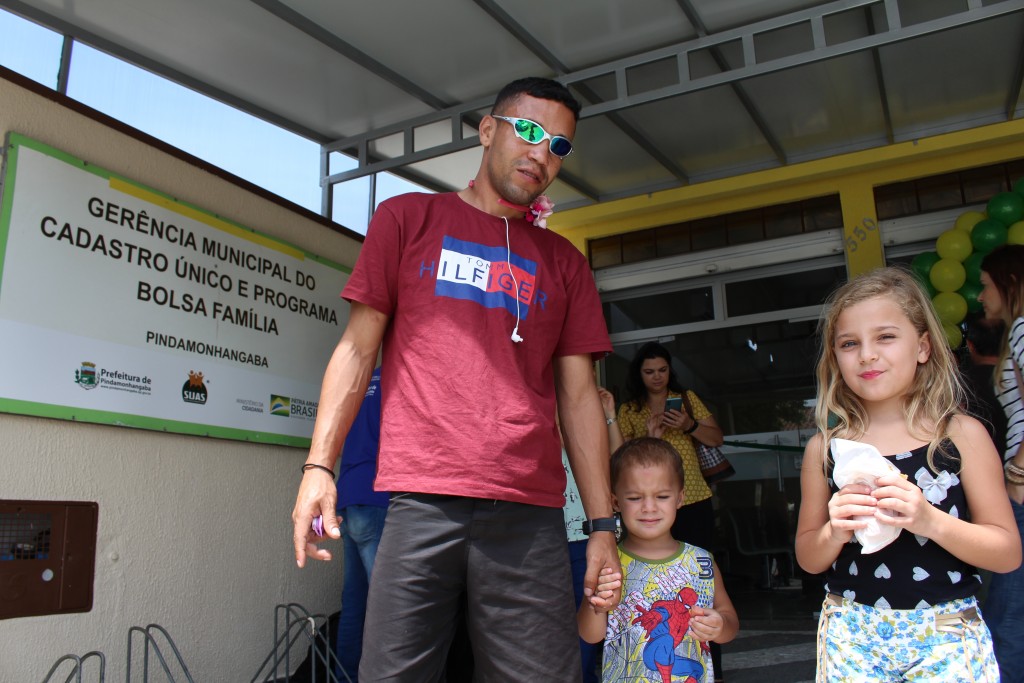 Pais e filhos conferem serviço em novo Cadúnico entregue em Pindamonhangaba (Foto: Bruna Silva)