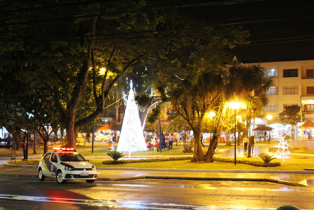 Decoração de Natal em praça central de Pinda; cidade dá início à programação para a data no município (Foto: Arquivo Atos)