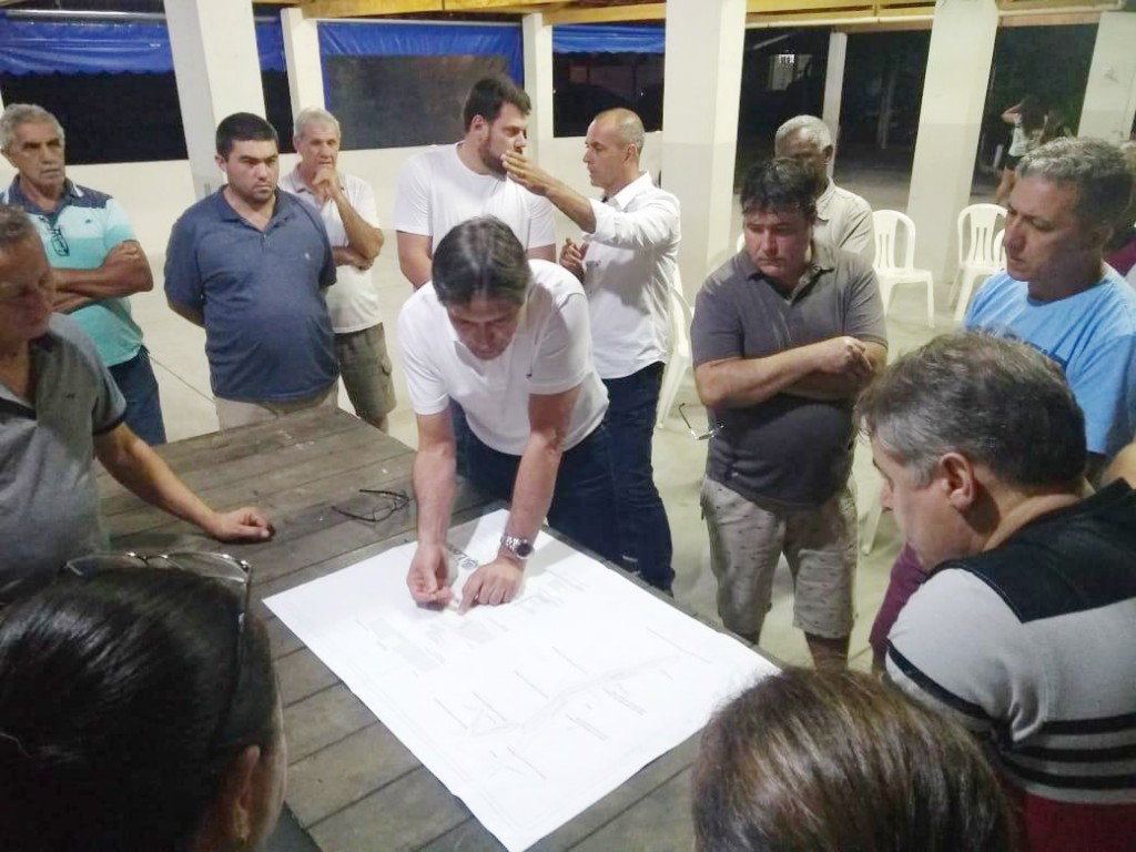 Observado por Fradique, o prefeito Fábio Marcondes explica ações contra chuvas, em reunião no Vila Geny (Foto: Rafaela Lourenço)