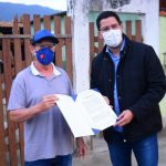 Caraguá anuncia entrega de escrituras de imóveis a famílias carentes