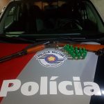 Flagrado com espingarda, homem é liberado após pagar fiança em Cruzeiro