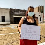 Após acusações, grupo de mulheres protesta por mortes de bebês na Santa Casa de Pinda