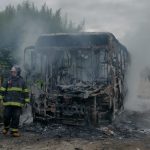 Ônibus da Viva são incendiados por criminosos no Ribeirão Grande e Piracuama