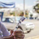 Com foco na temporada, Ubatuba reforça vacinação contra a Covid em pontos da Praia Grande