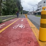Balizas na avenida João Pessoa reforçam segurança de ciclistas em Guará