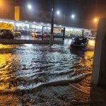 Forte chuva deixa bairros alagados e afeta fornecimento de água em Cruzeiro