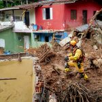 Estado inicia demolição de casas condenadas em São Sebastião